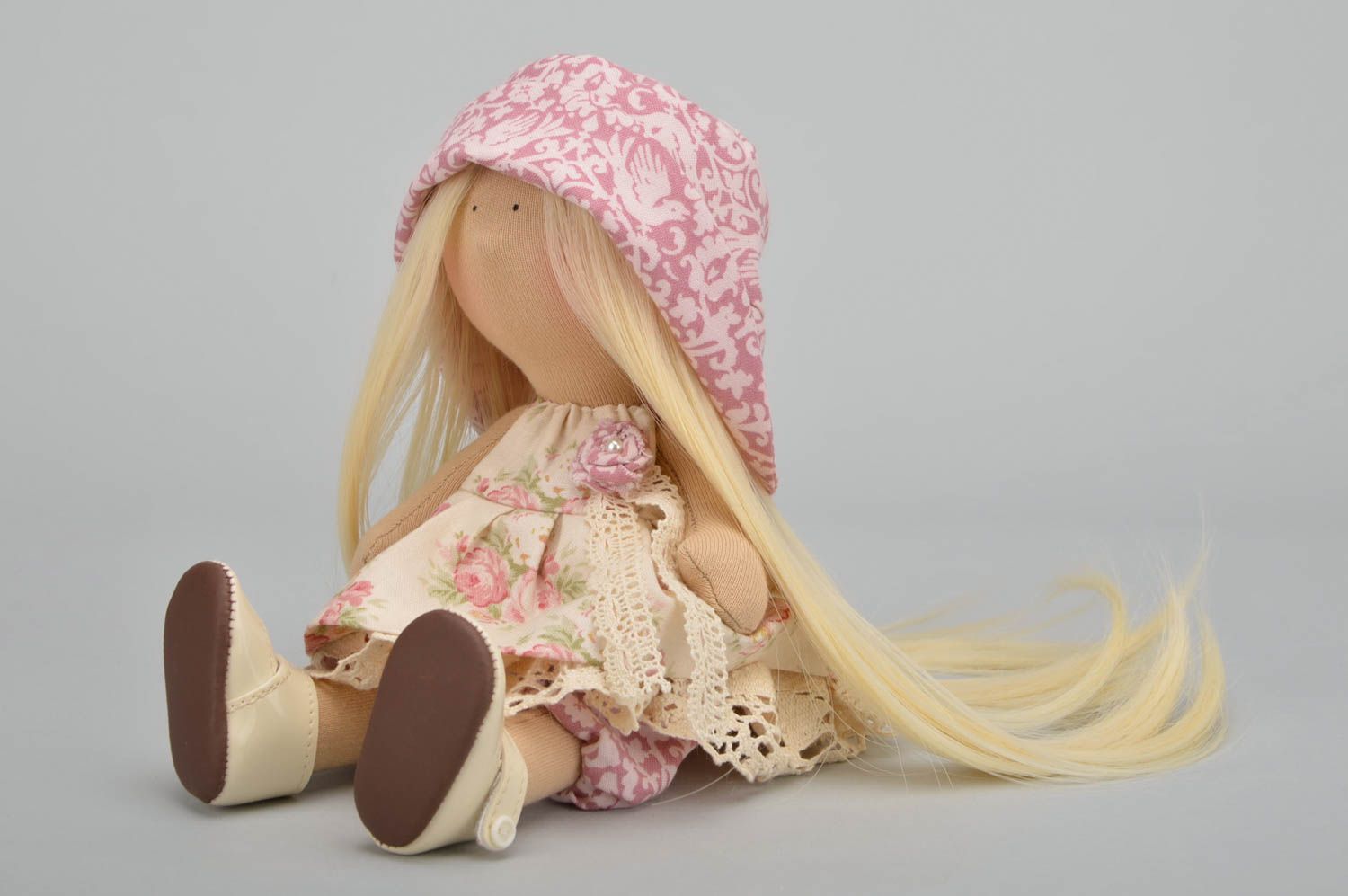 Кукла для интерьера трикотажная ручной работы в розовом платье авторская фото 2