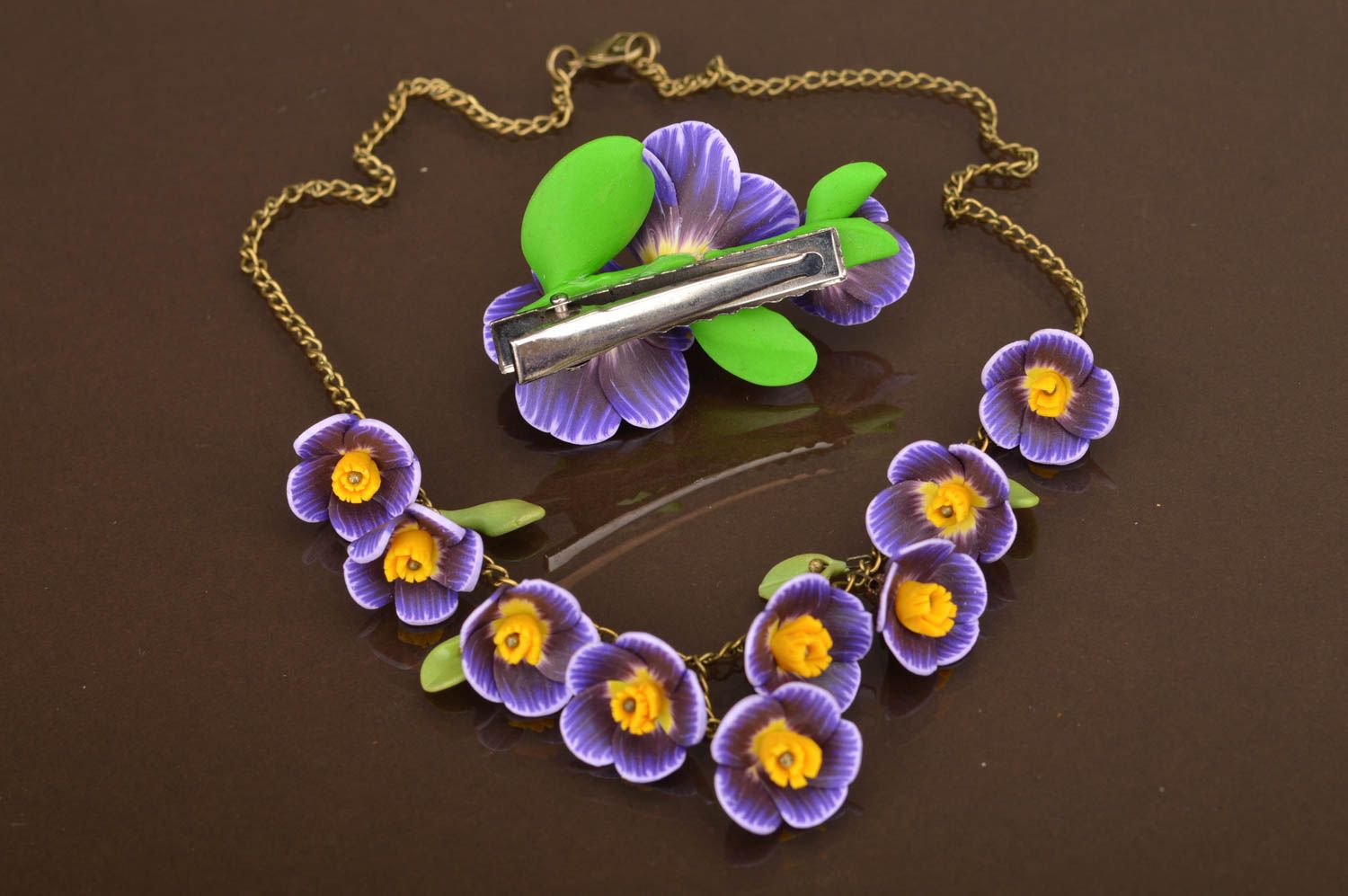 Barrette à cheveux et collier en pâte polymère faits main avec fleurs violettes photo 4