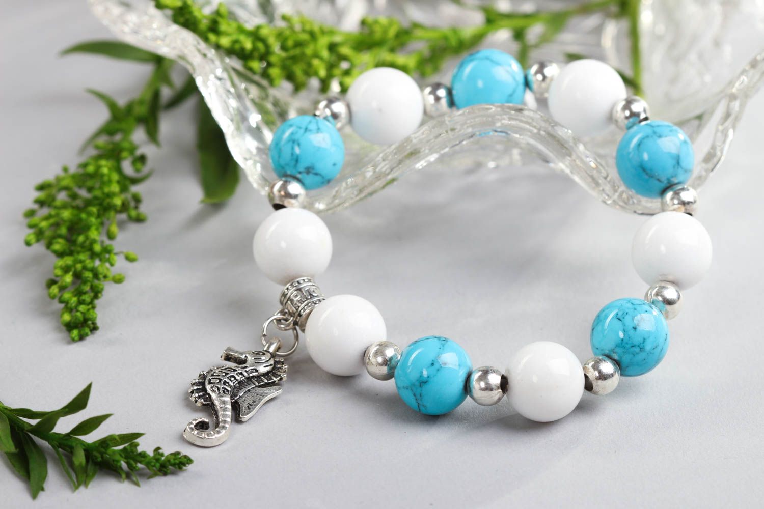 Bracelet en pierres fait main Bijou fantaisie d'agate et de turquoise blanc bleu photo 1