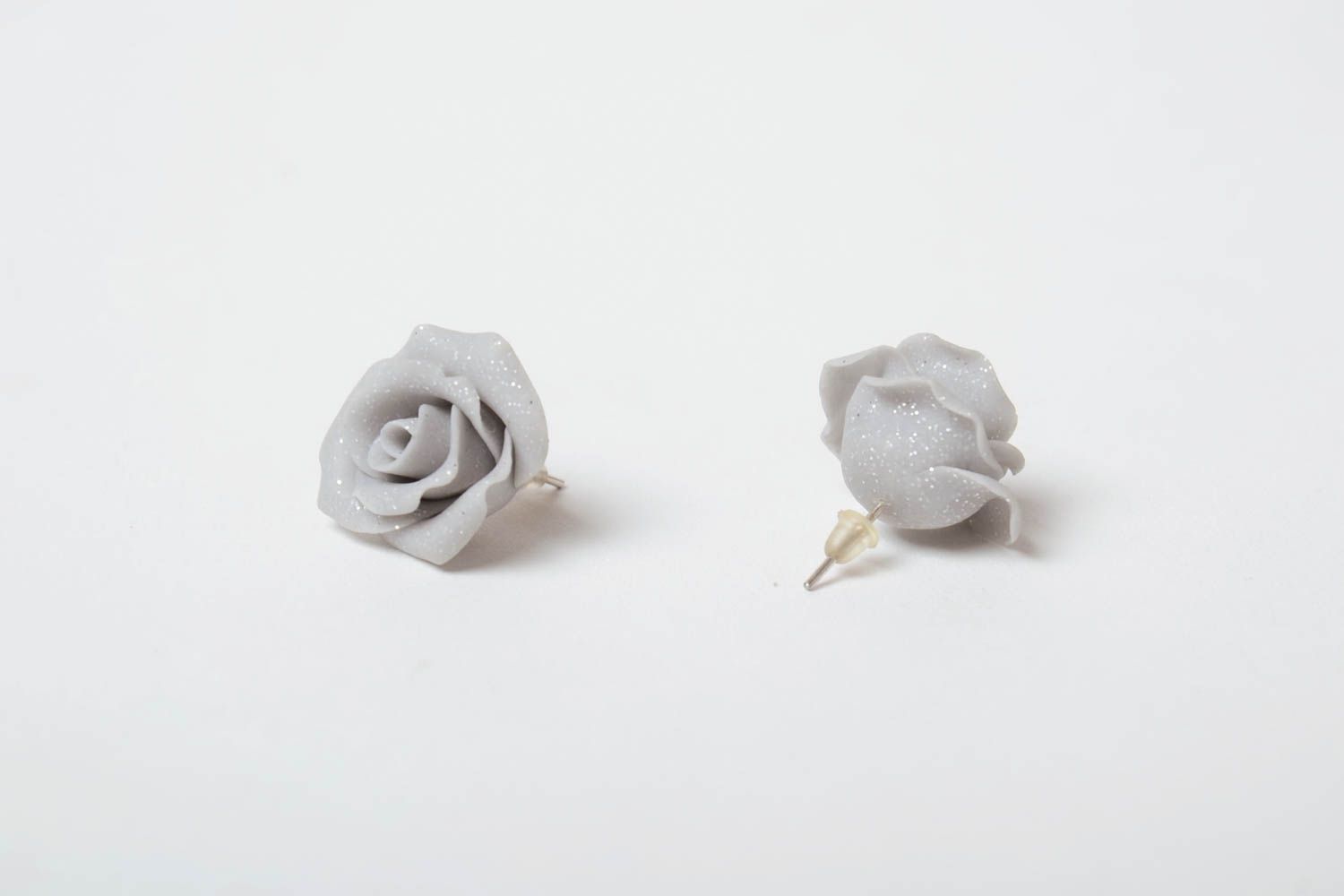 Boucles d'oreilles en pâte polymère avec fleurs grises faites main clous photo 5