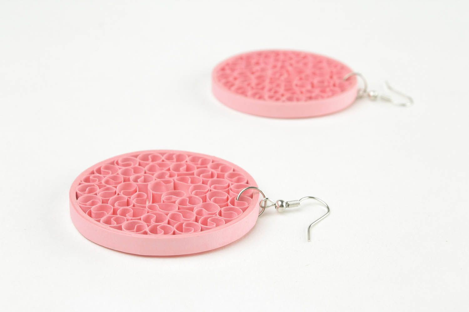 Round paper earrings made ​​using the quilling technique photo 3