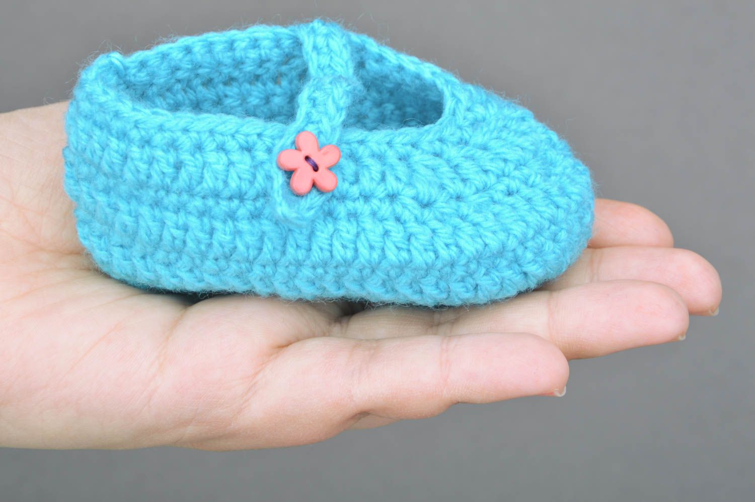 Chaussons bébé tricotés faits main bleus en fils acryliques sur bouton photo 5