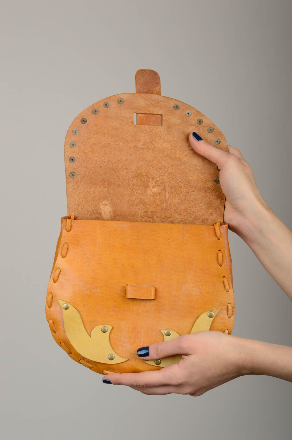 Сумка ручной работы сумка через плечо коричневая сумка из кожи с заклепками фото 3