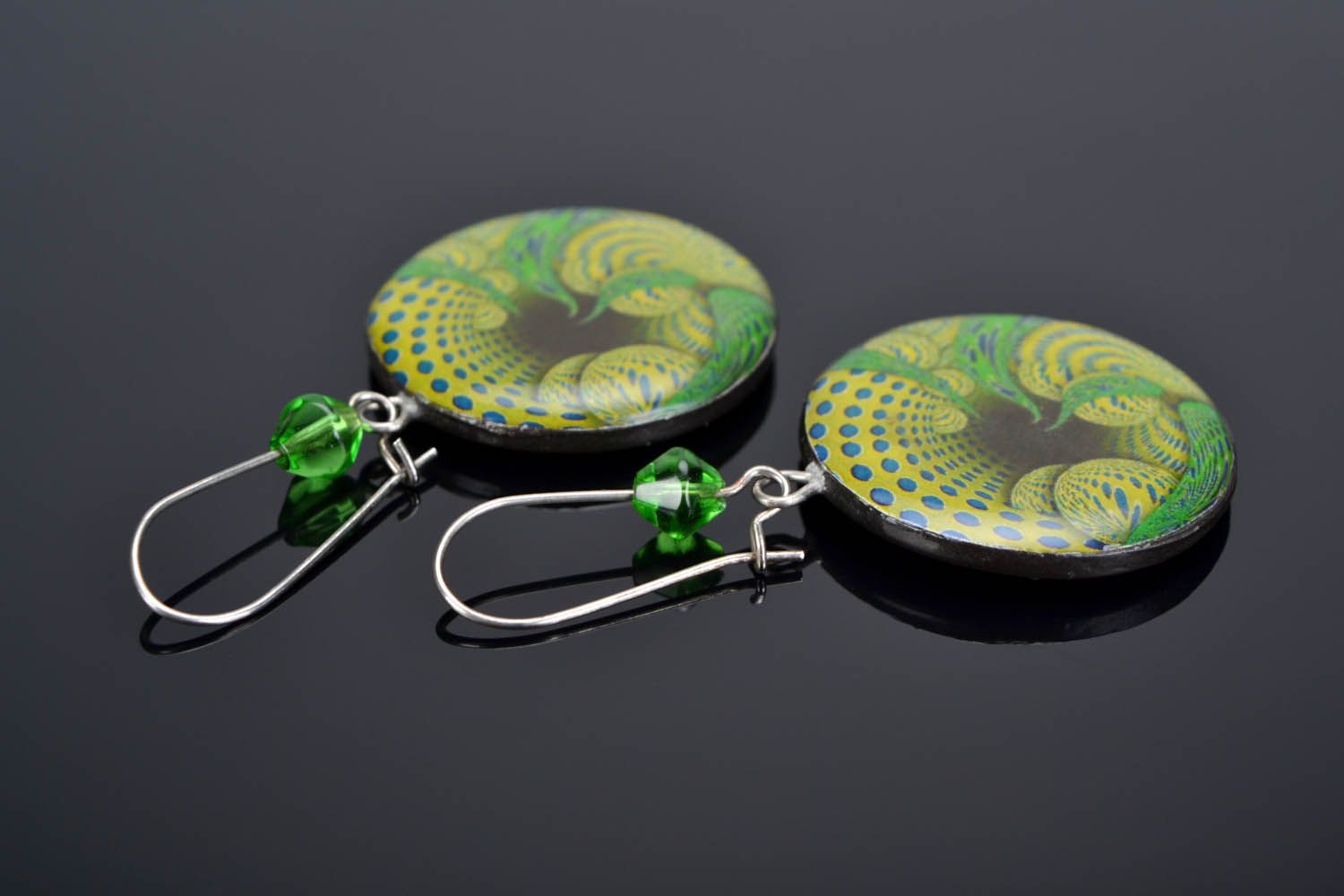 Brincos artesanais de cerâmica plástica decorados com esmalte Túnel mágico foto 1