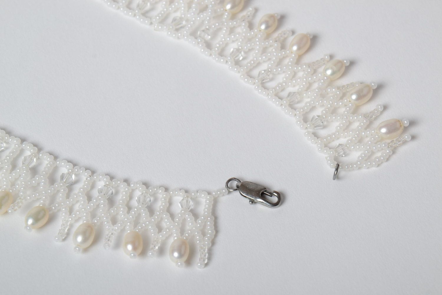 Колье из жемчуга и бисера белое плетеное ажурное красивое нарядное ручная работа фото 3