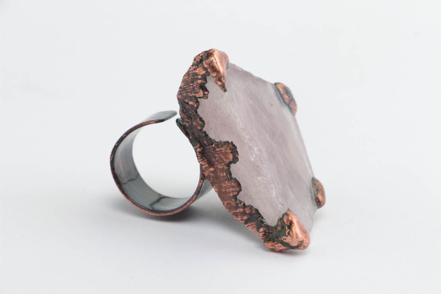 Handmade Ring aus Metall mit rosafarbenem Quarz massiv groß originell schön foto 2