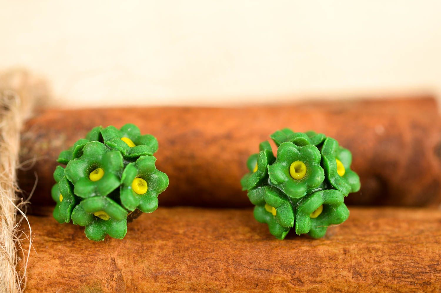 Boucles d'oreilles puces Bijou fait main avec fleurs vertes Cadeau femme photo 1