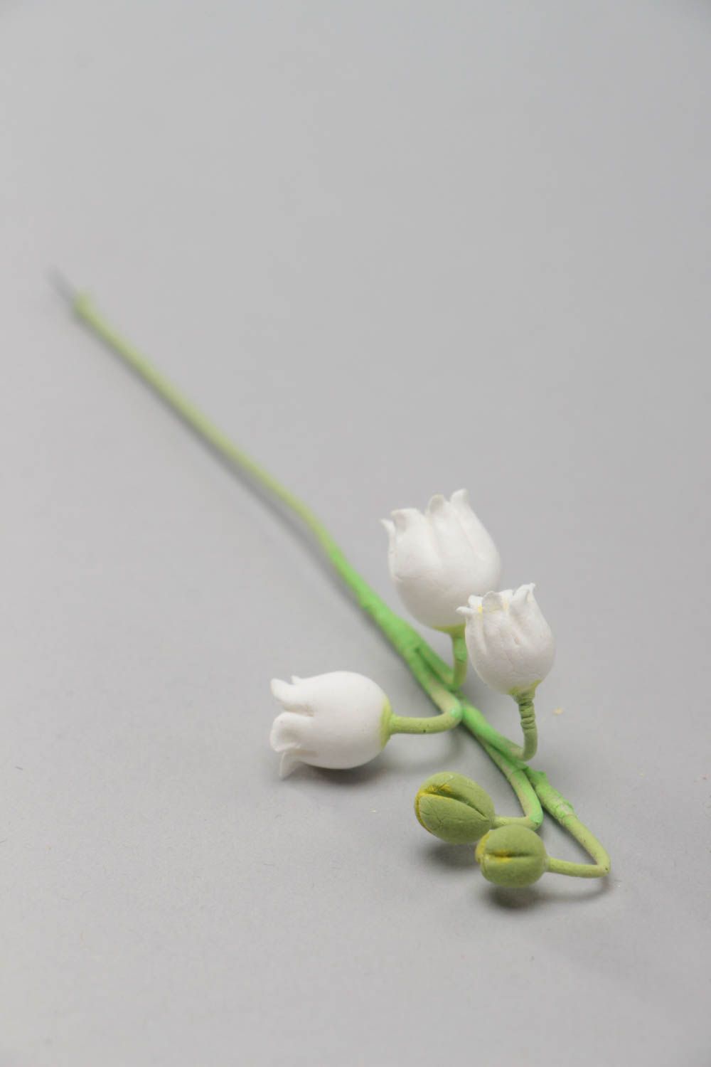 Искусственный цветок из полимерной глины в виде ландыша ручной работы фото 4