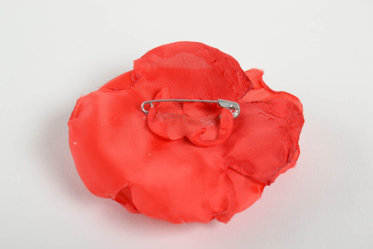 Красная брошь из лент хенд мейд в виде цветка стильный женский аксессуар  фото 3
