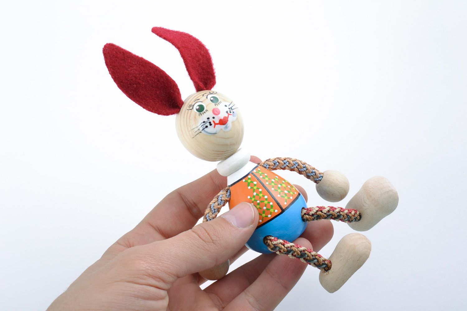Деревянная игрушка в виде зайчика ручной работы расписанная эко красками фото 2