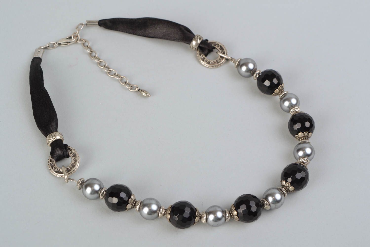 Collier en perles céramiques et ruban de satin fait main élégant design noir photo 4