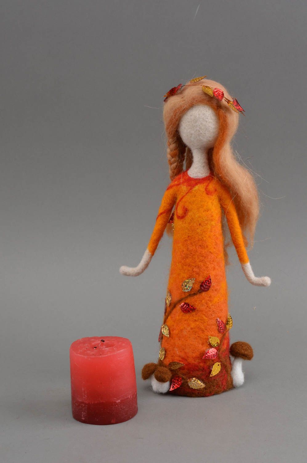 Künstlerische Puppe aus Wolle in Walken Technik originell schön Handarbeit foto 1