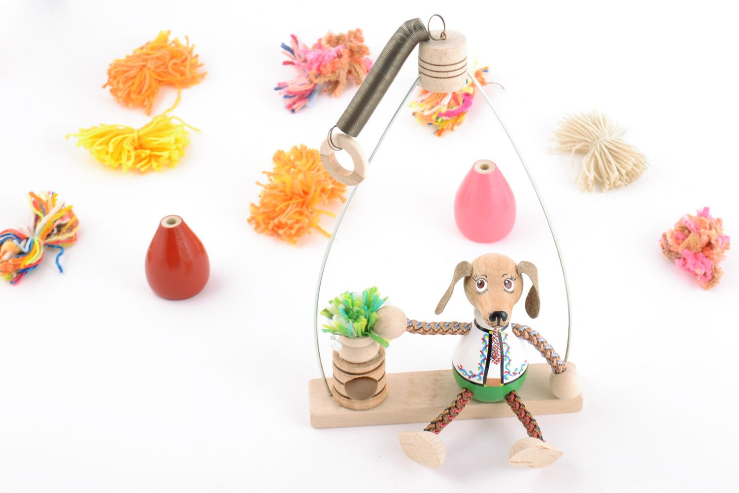 Деревянная игрушка кукла на лавке подвесная для декора и игр ручной работы фото 1