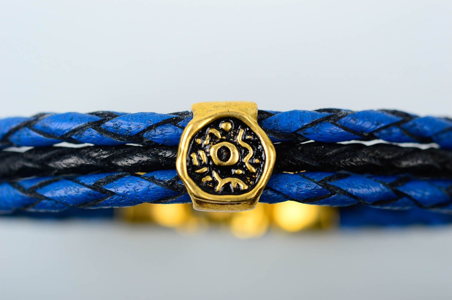 Кожаный браслет ручной работы синий браслет на руку украшение из кожи плетеное фото 4