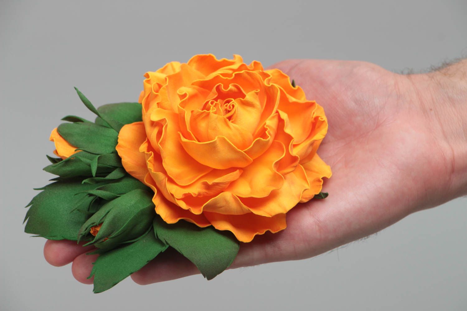 Оранжевая цветочная брошь из фоамирана ручной работы крупная оригинальная фото 4