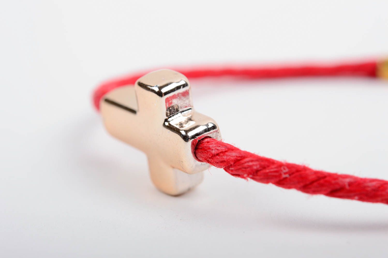 Простой плетеный браслет на веревочке ручной работы красный с крестиком  фото 4