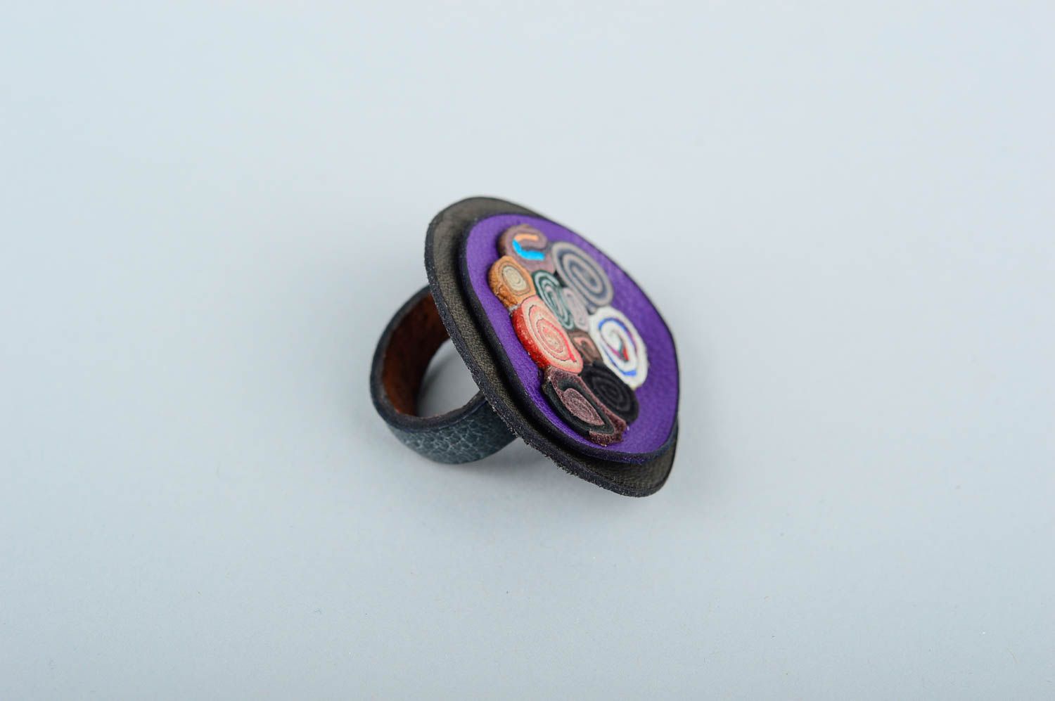 Кольцо ручной работы кольцо из кожи украшение из кожи авторское красивое фото 4