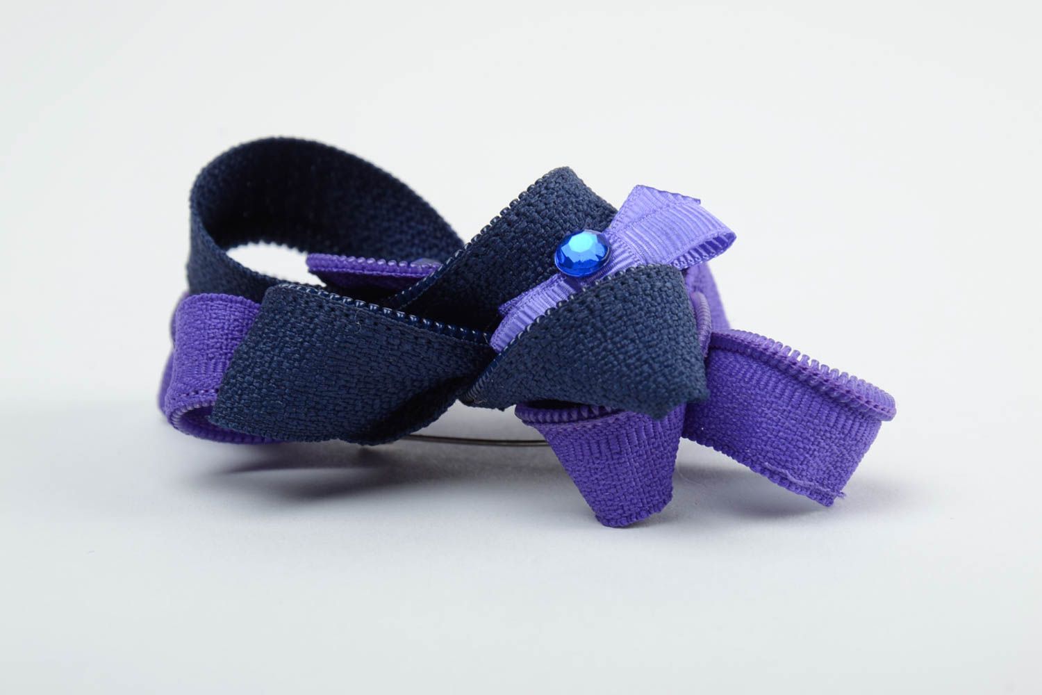 Blaue Brosche Blume aus Ripsbändern und Strass Steinen handmade Schmuck für Frauen  foto 3