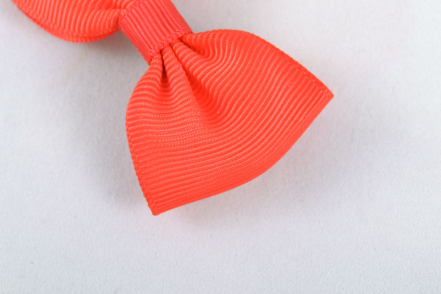 Künstlerisches Haarspangen Set in Form der roten Schleifen 2 Stück Handarbeit foto 5