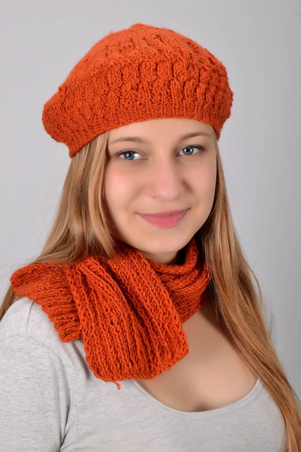 Beret and scarf knitted with needles photo 2