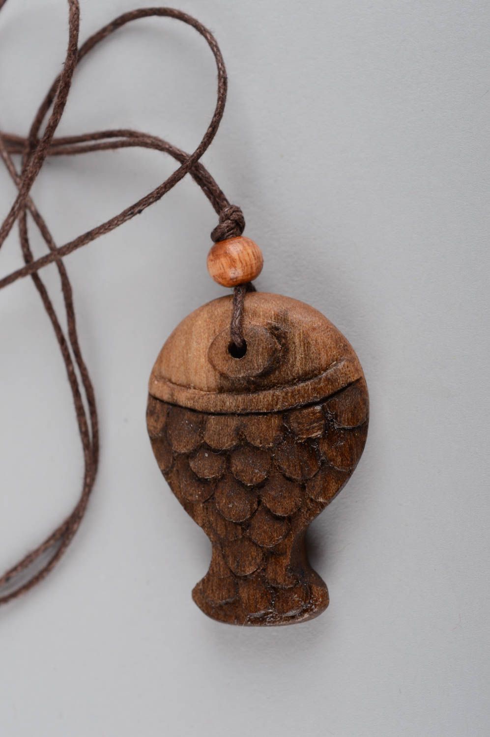 Кулон ручной работы аксессуар из дерева украшение на шею в виде маленькой рыбки фото 7