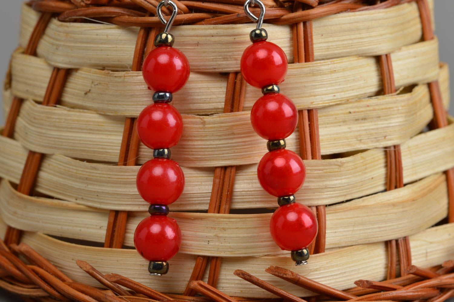 Lange runde kleine rote handgemachte Ohrringe aus Glasperlen für stilvolle Damen foto 1