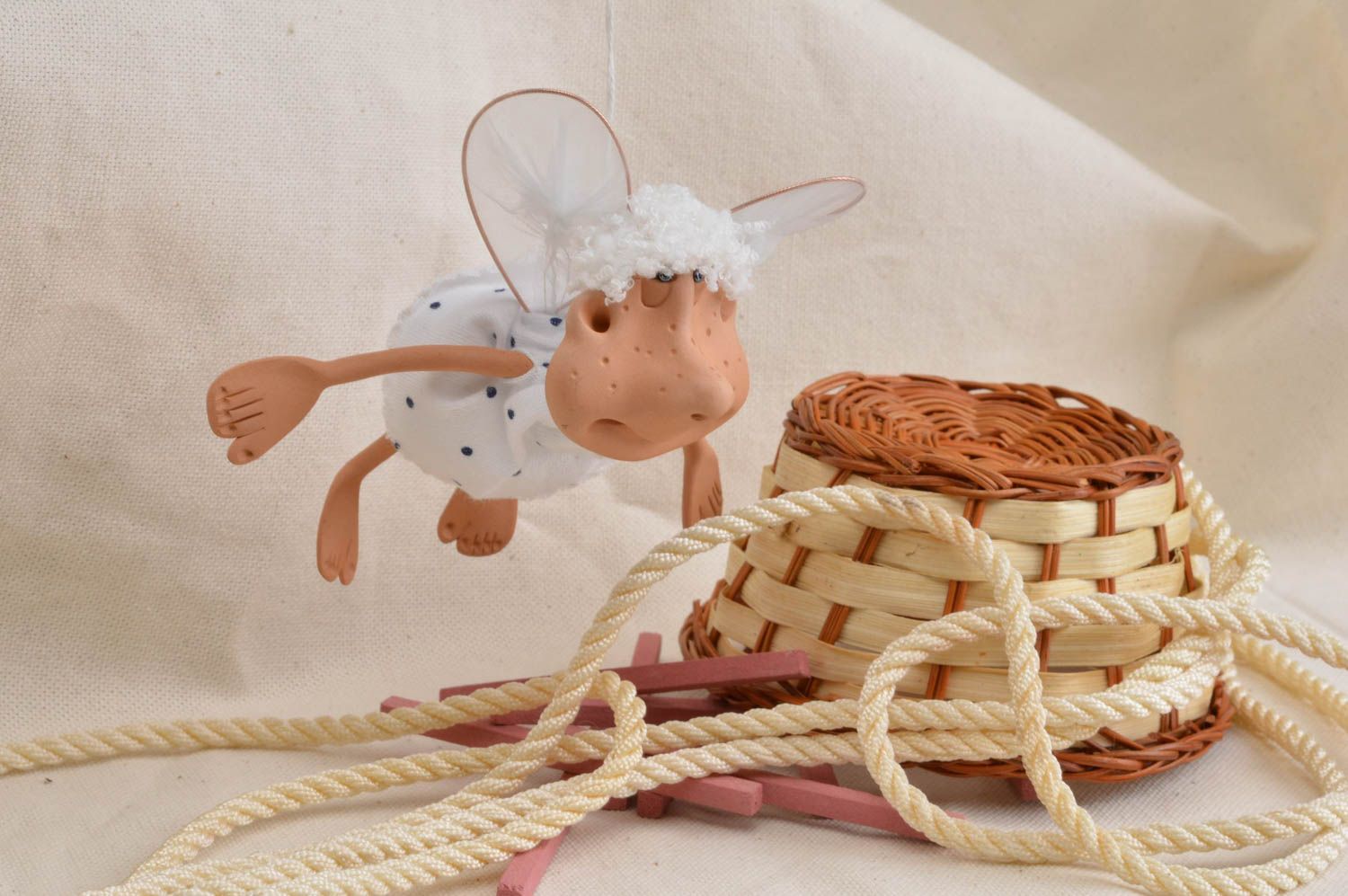 Интерьерная подвеска игрушка для дома из глины ручной работы Ангелочек мальчик фото 1