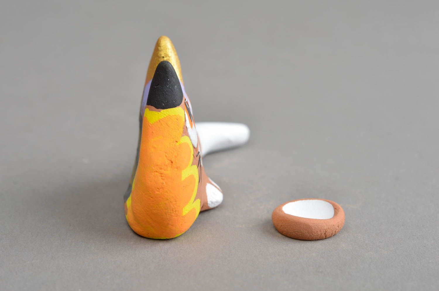Забавный сувенир ручной работы из глины кот коричнево оранжевый с белым хвостом фото 4