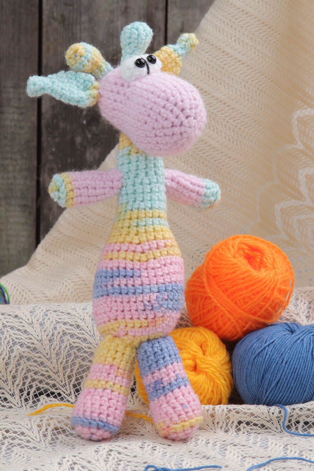 Jouet girafe Peluche faite main multicolore tricotée au crochet Cadeau enfant photo 1