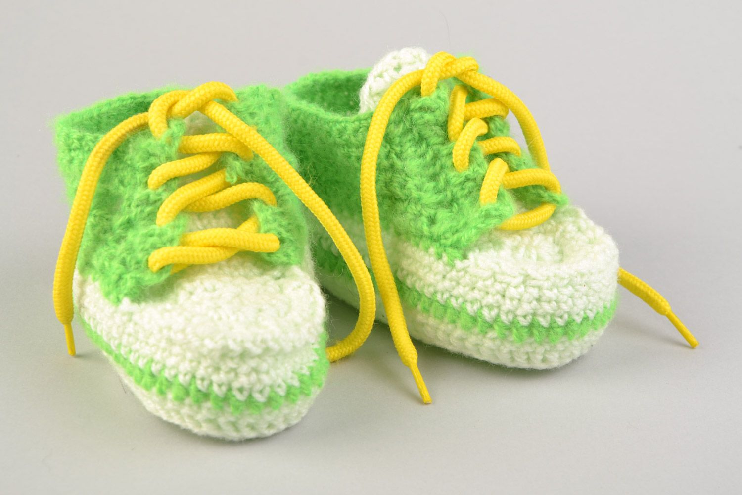 Handgemachte Babyschuhe gehäkelt aus Acrylfäden in Grün und Weiß mit Schnürsenkel  foto 4
