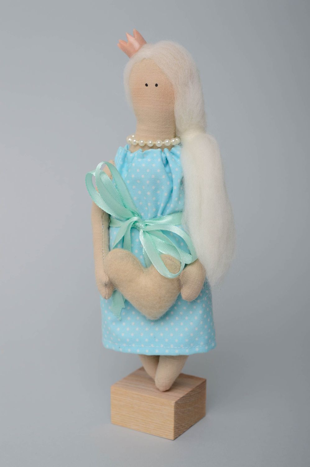 Handmade Puppe aus Textil auf Ständer  foto 1