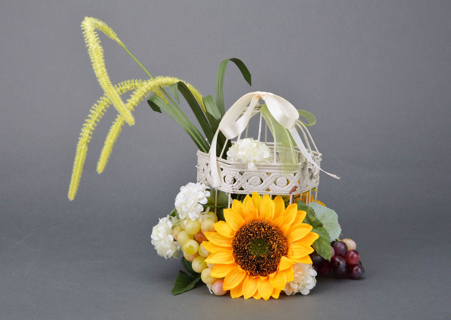 Gabbia decorativa fatta a mano con fiori bianchi e nastri decorazione d'interni foto 1