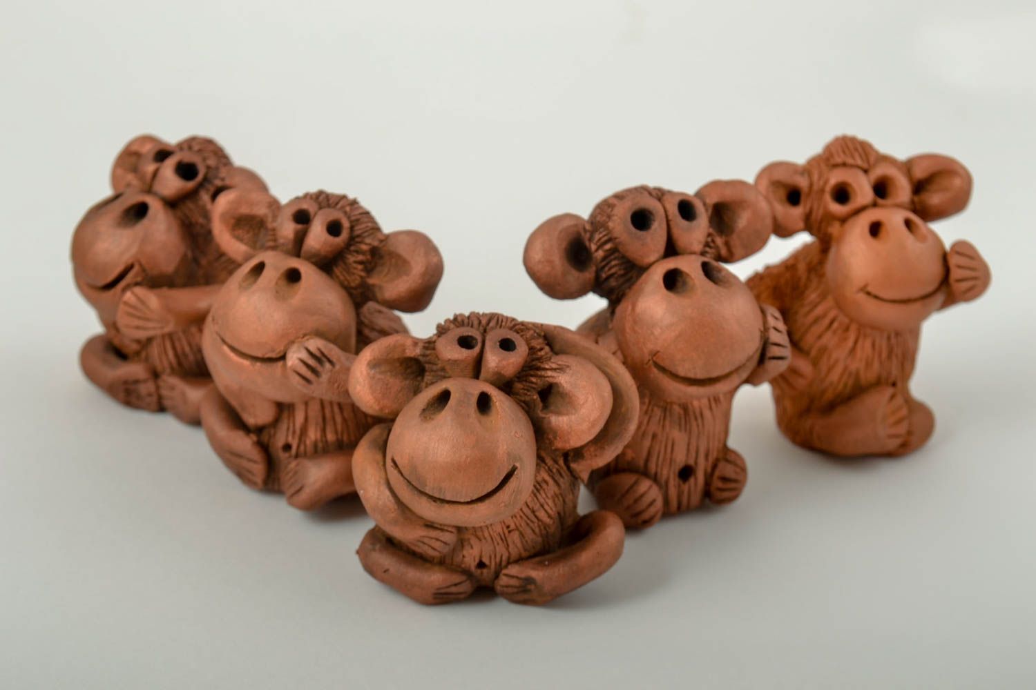 Фигурки из глины ручная работа подарки статуэтки из глины в виде 5 обезьянок фото 5