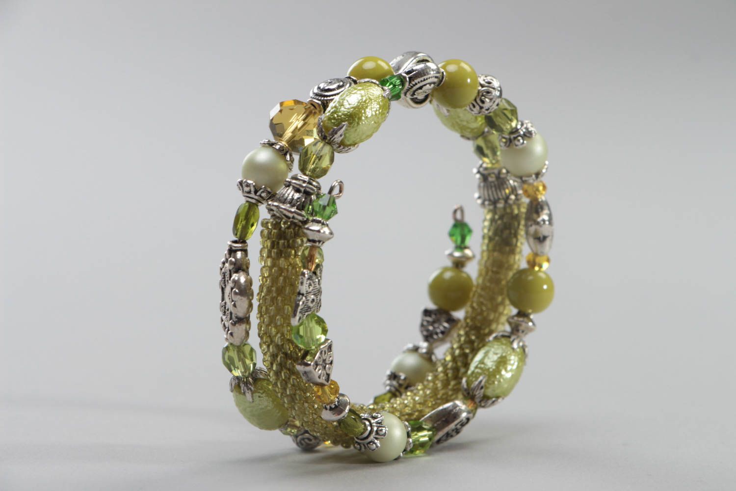 Large bracelet en perles de rocaille et perles fantaisie vert fait main photo 4