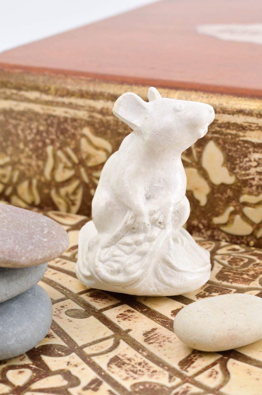 Figurine souris faite main Statuette en plâtre blanche peinte Déco maison photo 1