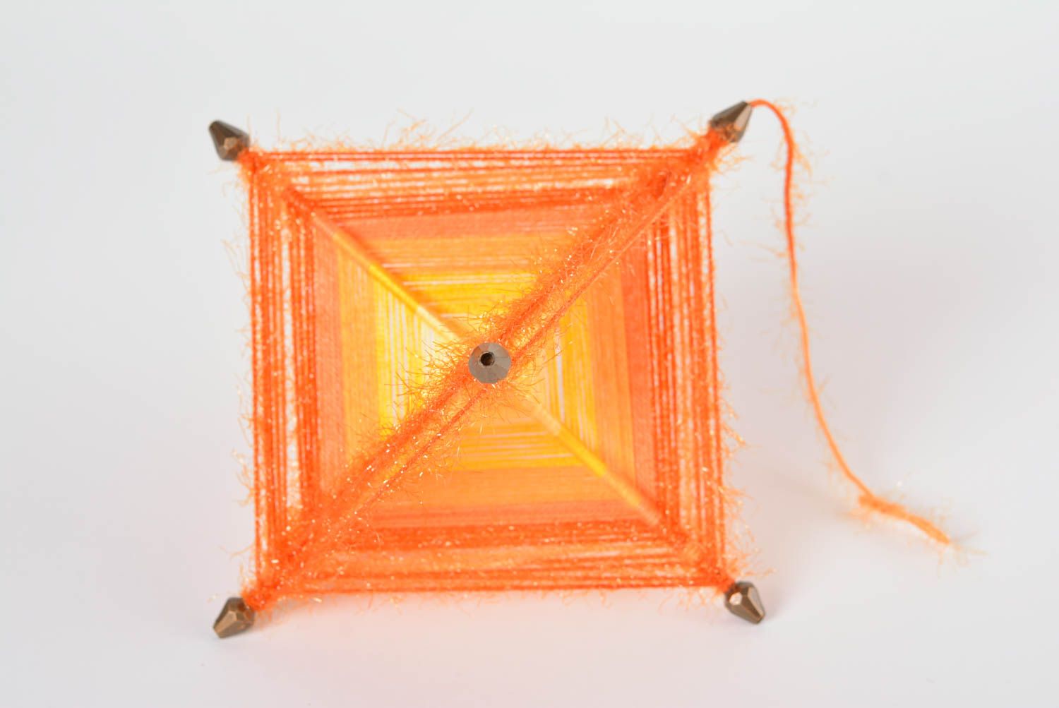 Mándala de hilos naranja artesanal decoración de interior amuleto protector foto 3