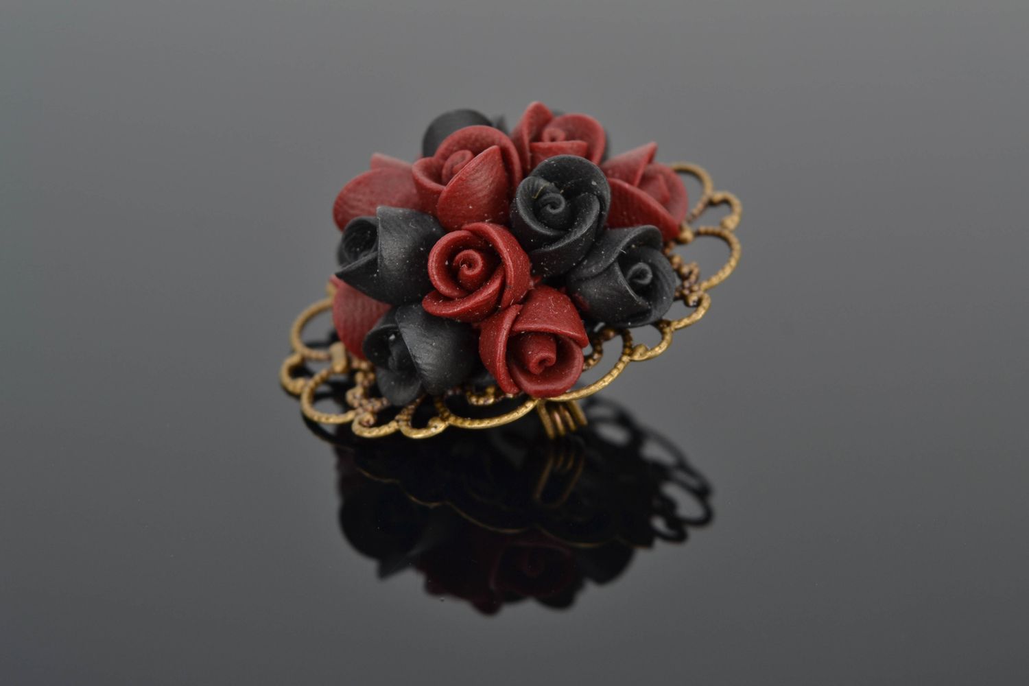 Broche artesanal con rosas negras de arcilla polimérica foto 1