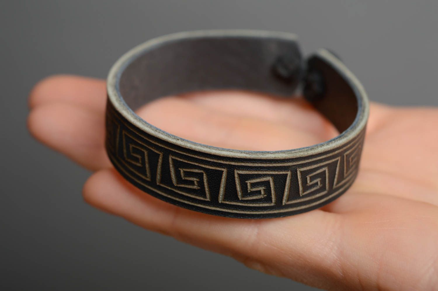 Bracelet en cuir naturel avec ornement fait main noir de style ethnique  photo 4