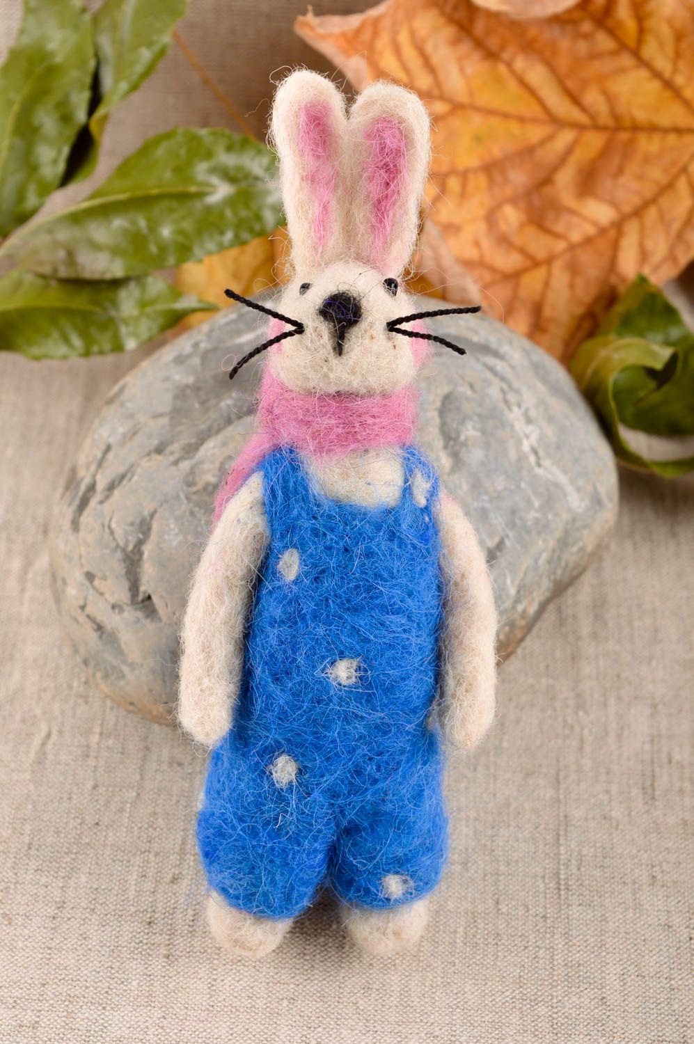 Conejo de fieltro con mono hecho a mano juguete de lana regalo original para niño foto 1