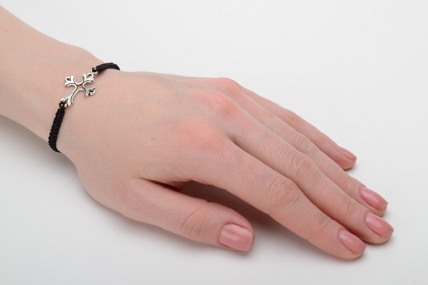 Bracelet en nylon noir étroit fait main avec croix original technique macramé photo 2