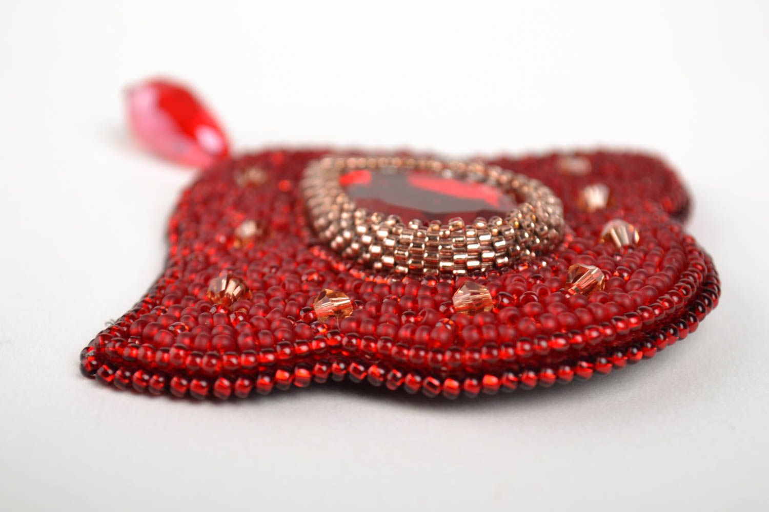 Красная брошь ручной работы брошь из бисера с кристаллом женская брошь фото 4