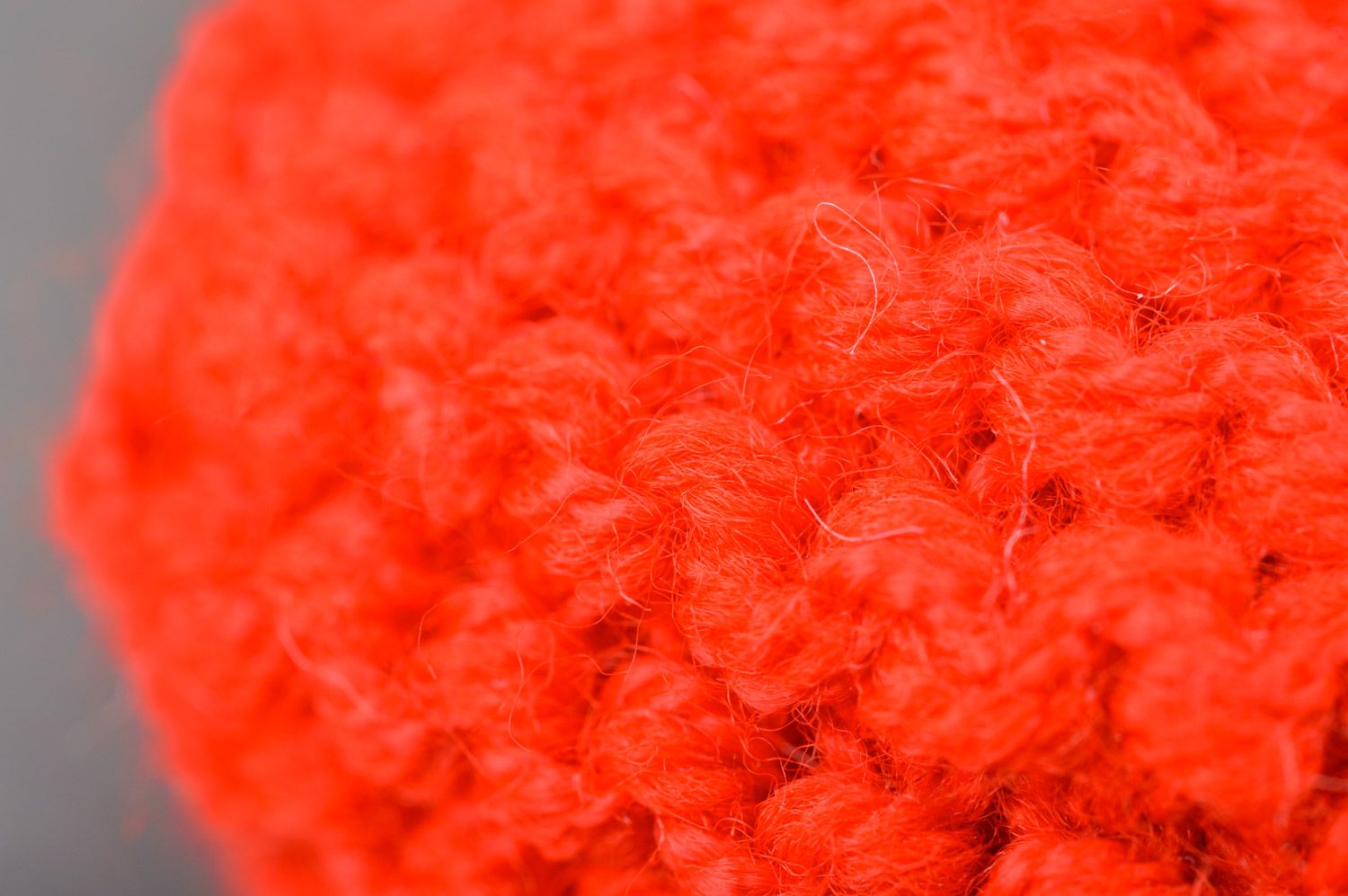 Chaussons tricotés aux aiguilles en mi-laine rouges faits main avec noeud fille photo 4