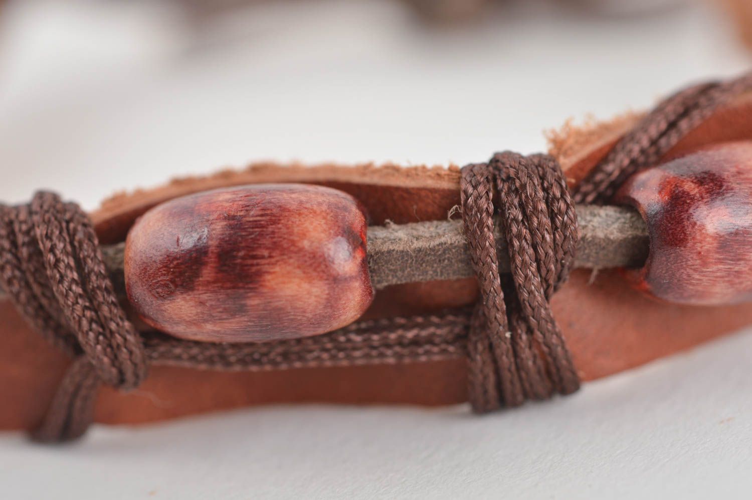 Pulsera de piel marrón hecha a mano pulsera con cuentas accesorio de moda  foto 4