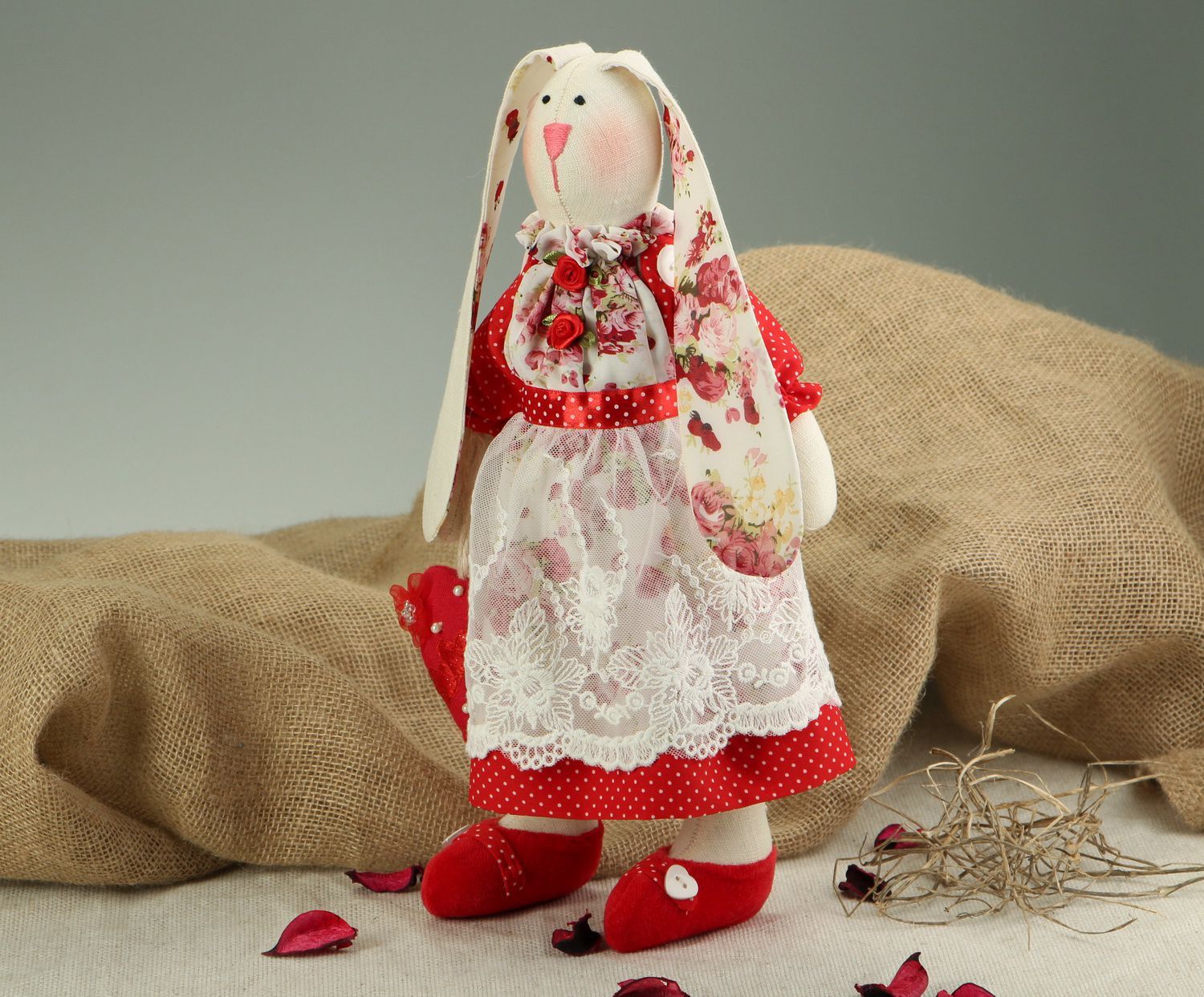 Peluche artisanale Lapin en robe rouge blanc photo 5