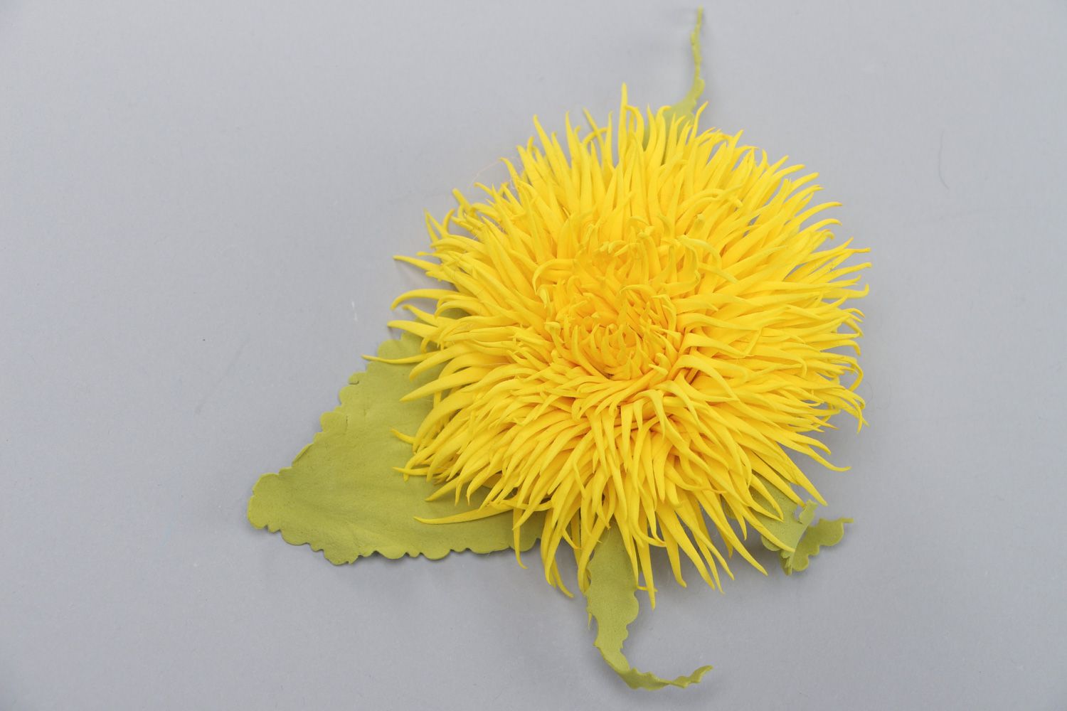 Брошь-заколка из пластичной замши ручной работы в виде пышного желтого цветка фото 3