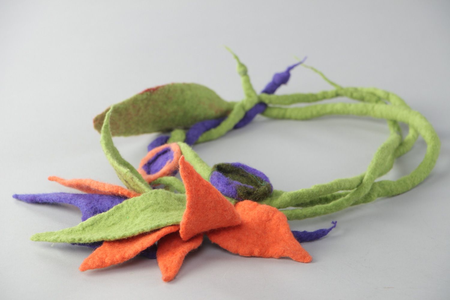 Buntfarbiges handgemachtes Collier aus Wolle in Trockenfilzen Technik für Frauen foto 3