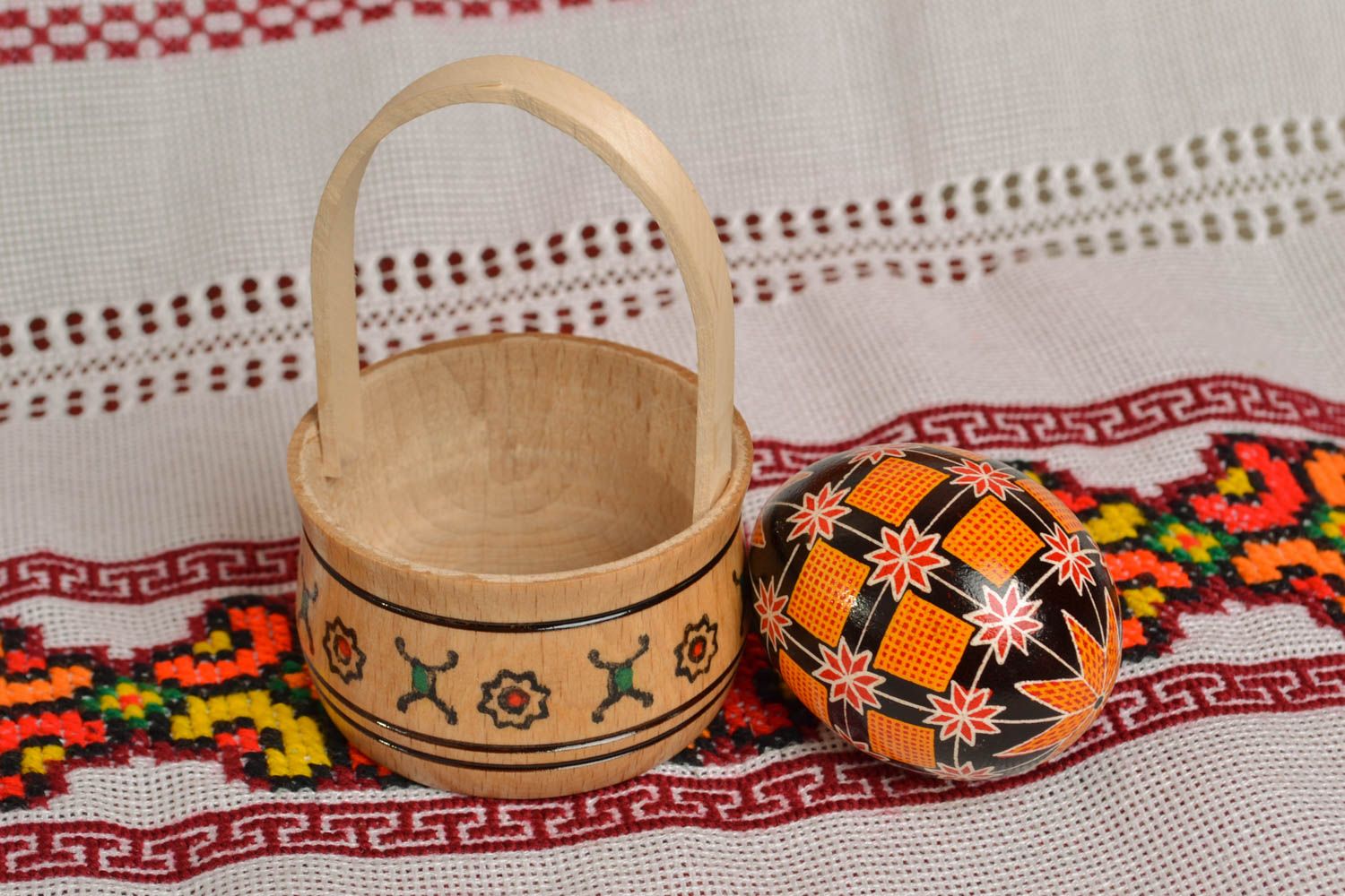 Oeuf de Pâques peint dans un panier en bois décoration originale ethnique photo 5