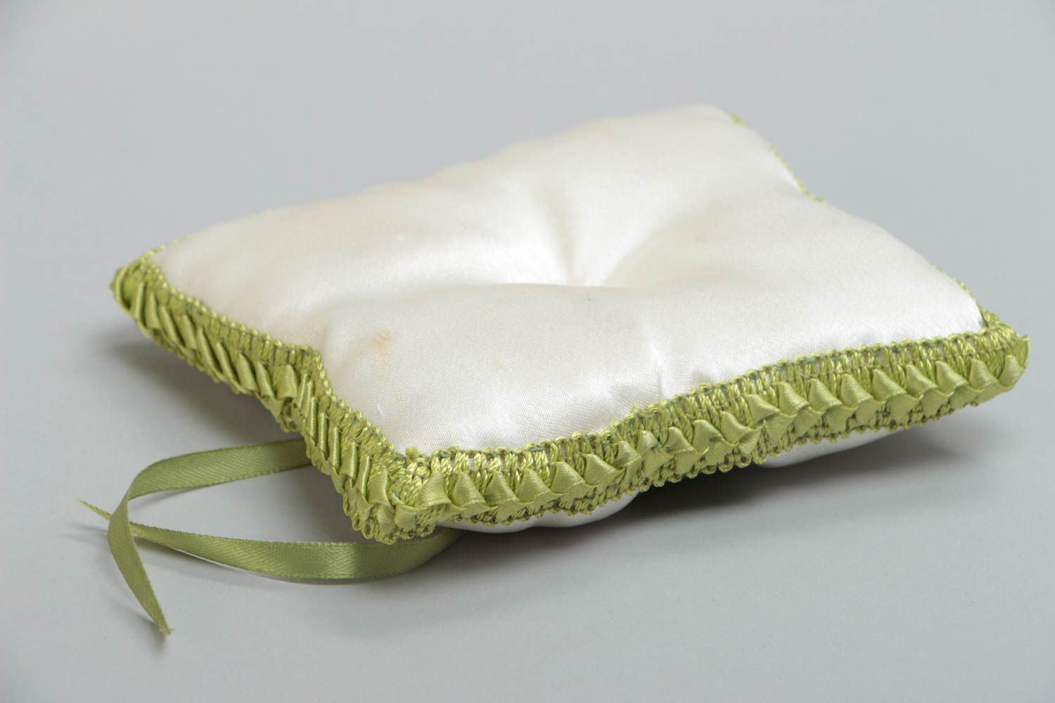 Свадебная подушечка для колец мягкая белая с зеленым с бантиком ручная работа фото 4