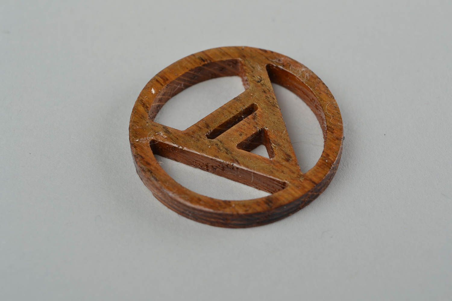 Pendentif sculpté en bois rond fait main original avec symbole de Vélès photo 3