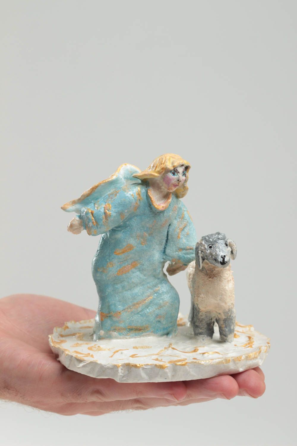 Статуэтка из полимерной глины в виде ангела с агнцем ручной работы оригинальная фото 4